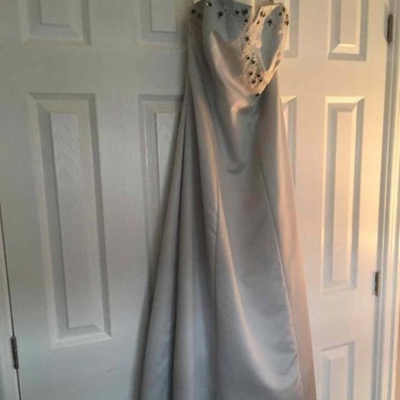 Dresses and Gowns for the Holiday Season - Picture 15 of 16